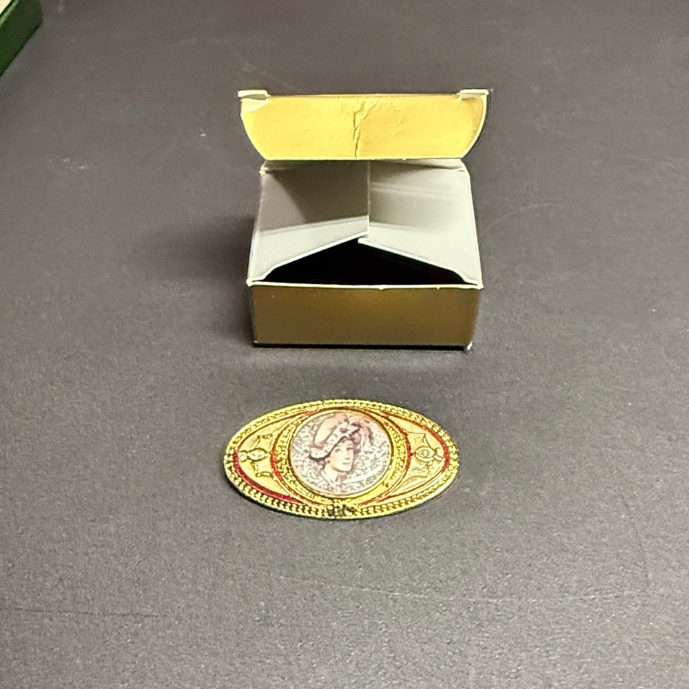 Vtg Avon Presidents Club Brooch Pin Porcelain Portrait Oval Enamel Top Seller 97